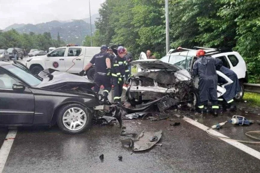 ადგილზე სამაშველო ჯგუფია მობილიზებული! ახლახანს ძლიერი ავარია მოხდა,დაღუპულია ერთი ადამიანი, ვრცელდება კადრები ადგილიდან.vrc